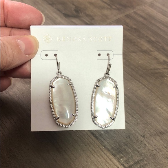 New Kendra Scott Silver and Pearl effect Drop Earrings - Picture 1 of 4